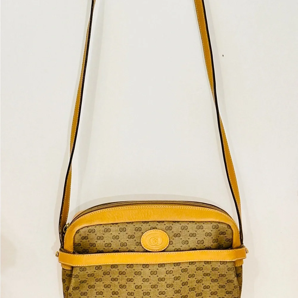 Gucci shoulder bag with iconic gg logo - Picture 4 of 16